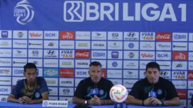 Pelatih Marcos Guillermo Samso bersama Arjuna Agung pada konferensi pers 
