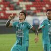 Abel Arganaraz melakukan selebrasi usai mencetak gol ke gawang Borneo FC 