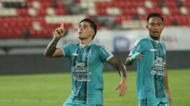 Abel Arganaraz melakukan selebrasi usai mencetak gol ke gawang Borneo FC 