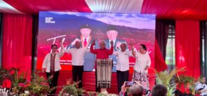 Komarudin Watubun mendeklarasikan pasangan Benhur Tomi Mano - Constant Karma 
