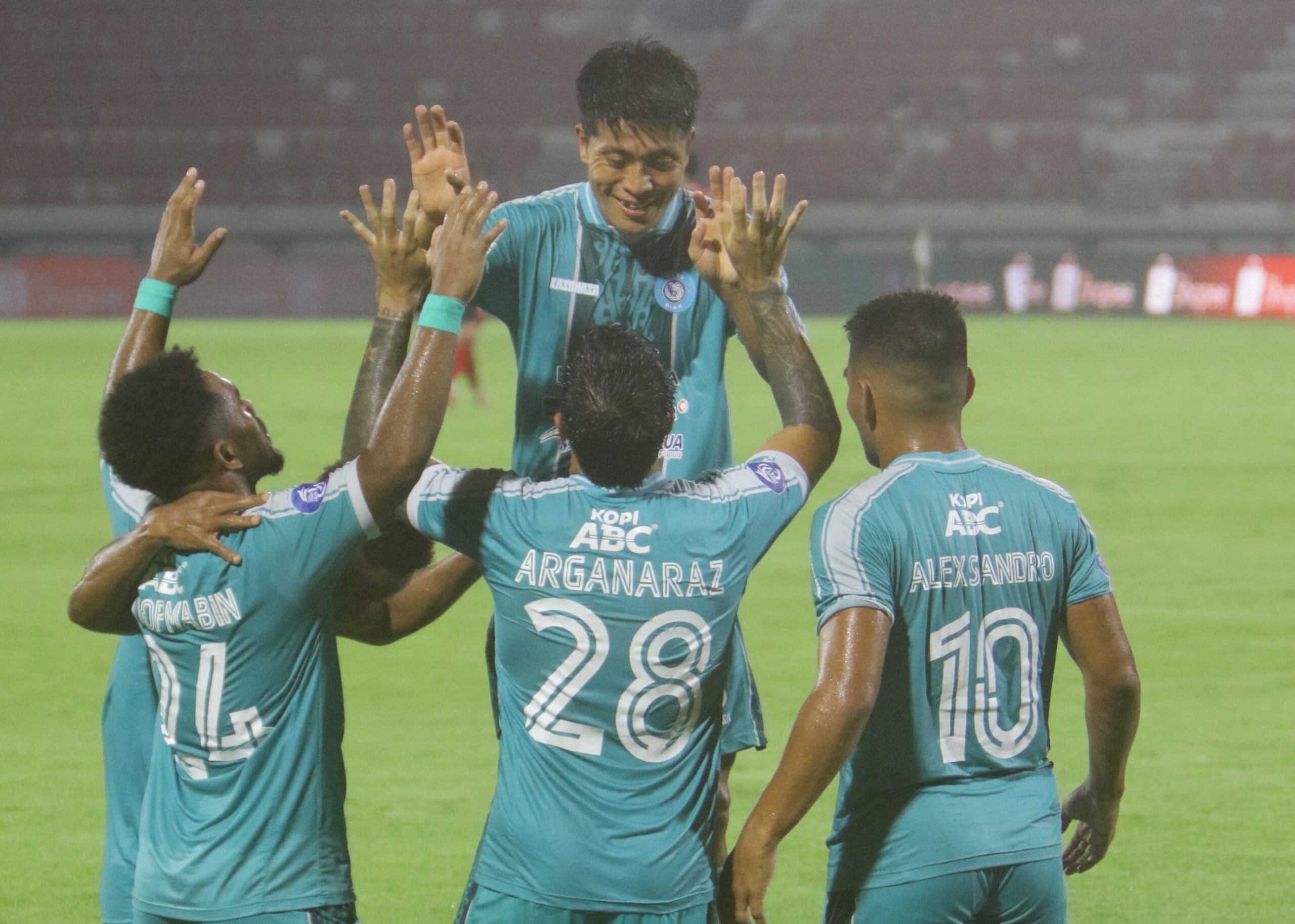 Skuad PSBS Biak berselebrasi 