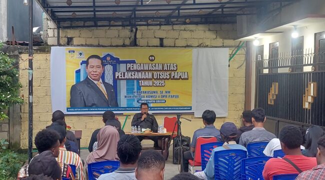 H. Jayakusuma berdialog dengan para mahasiswa terkait aspirasi pengawasan pelaksanaan Otsus 