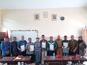 Komisi V DPR Papua foto bersama dengan orang tua murid dan pihak SLB usai penyerahan ijazah 