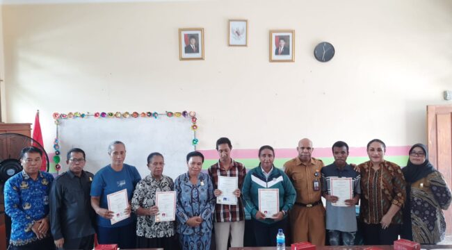 Komisi V DPR Papua foto bersama dengan orang tua murid dan pihak SLB usai penyerahan ijazah 