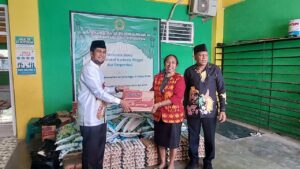 Sekwan Juliana J Waromi ketika berbagi kasih ke Pondok Pesantren Yayasan Darul Quran Wadda'wah 