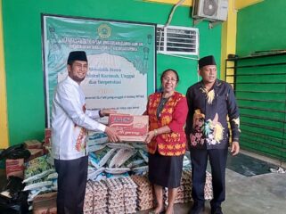 Sekwan Juliana J Waromi ketika berbagi kasih ke Pondok Pesantren Yayasan Darul Quran Wadda'wah 