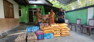 Sekwan Juliana J. Waromi menyerahkan langsung bantuan kepada Pastor John Jonga di Gereja Katolik Santo Petrus, Koya Tengah