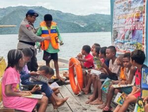 Sat Polair Polresta Jayapura Kota menghadirkan perpustakaan terapung di Kampung Enggros - dok Polresta Jayapura Kota