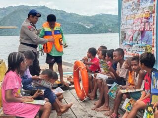 Sat Polair Polresta Jayapura Kota menghadirkan perpustakaan terapung di Kampung Enggros - dok Polresta Jayapura Kota