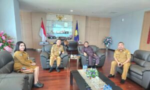 Ketua NPCI Papua, H. Jayakusuma (kedua dari kanan) bersama Pj Gubernur Papua, Ramses Limbong (kedua dari kiri) 