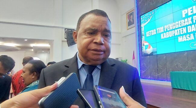 Bupati Kepulauan Yapen, Benyamin Arisoy - Euforia