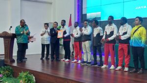 Pj Gubernur Papua, Ramses Limbong menyerahkan bonus secara simbolis kepada para atlet, pelatih, dan asisten pelatih Peparnas XVII - Euforia
