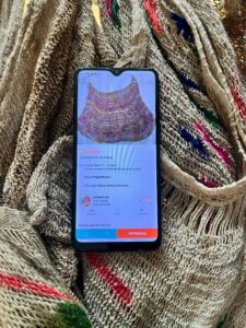 Tampak sebuah noken, tas khas Papua dan aplikasi Shopee yang menunjukkan penjualan noken yang kini dijual di Shopee, Sabtu (29/03/2025) / Erianto - Euforia.id