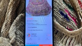 Tampak sebuah noken, tas khas Papua dan aplikasi Shopee yang menunjukkan penjualan noken yang kini dijual di Shopee, Sabtu (29/03/2025) / Erianto - Euforia.id