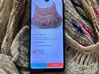 Tampak sebuah noken, tas khas Papua dan aplikasi Shopee yang menunjukkan penjualan noken yang kini dijual di Shopee, Sabtu (29/03/2025) / Erianto - Euforia.id