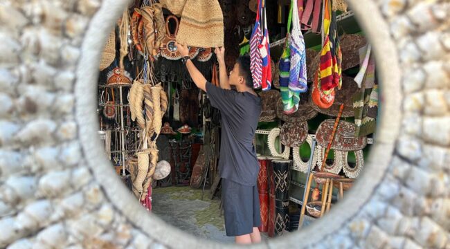 Tampak seorang pembeli saat memilih beberapa noken di Toko Janed di Jayapura, Minggu (30/03/2025). Erianto/Euforia.id