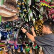 Tampak salah satu calon pembeli saat memilah noken yang ada di toko di Jayapura, Minggu (30/03/2025) / Erianto - Euforia.id 