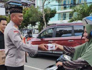 Kapolresta Jayapura Kota, Kombes Pol Victor Mackbon saat membagikan takjil kepada pengendara roda dua - dok Polresta Jayapura Kota 