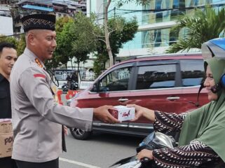 Kapolresta Jayapura Kota, Kombes Pol Victor Mackbon saat membagikan takjil kepada pengendara roda dua - dok Polresta Jayapura Kota 