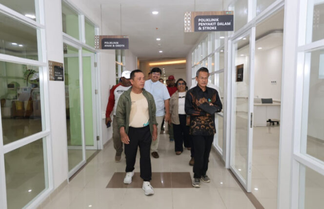 
					Pj Gubernur Papua, Ramses Limbong saat meninjau Gedung RSU Jayapura - dok Papua.go.id