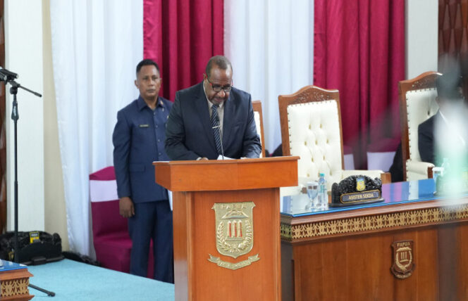 
					Sekda Papua, Yohanis Walilo membacakan laporan - Papua.go.id
