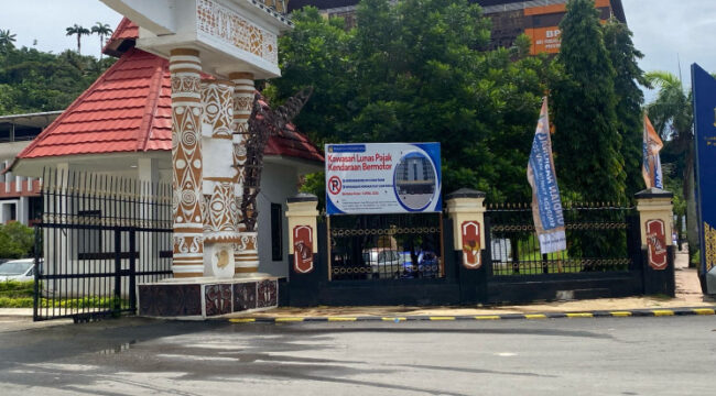 Halaman Kantor Gubernur Provinsi Papua yang sudah terpampang imbauan wajib pajak - dok Papua.go.id