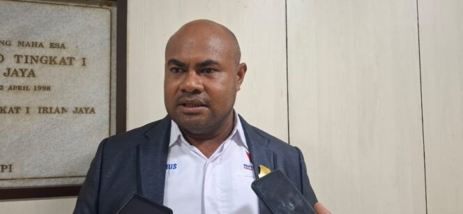 
					Ketua Komisi II DPR Papua, Yulianus Rumboisano