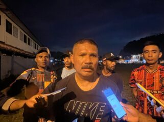 Eduard Ivakdalam bersama staf pelatih dan pemain Persewar pada kompetisi Liga 2 musim lalu 