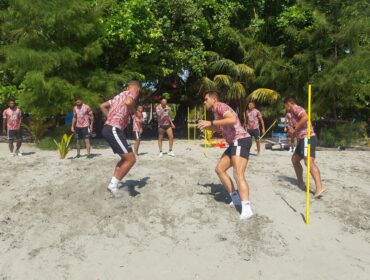 Skuad PSBS Biak saat berlatih di Pantai Holtekamp, Kota Jayapura 