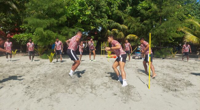 Skuad PSBS Biak saat berlatih di Pantai Holtekamp, Kota Jayapura 