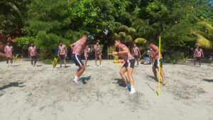 Skuad PSBS Biak saat berlatih di Pantai Holtekamp, Kota Jayapura 