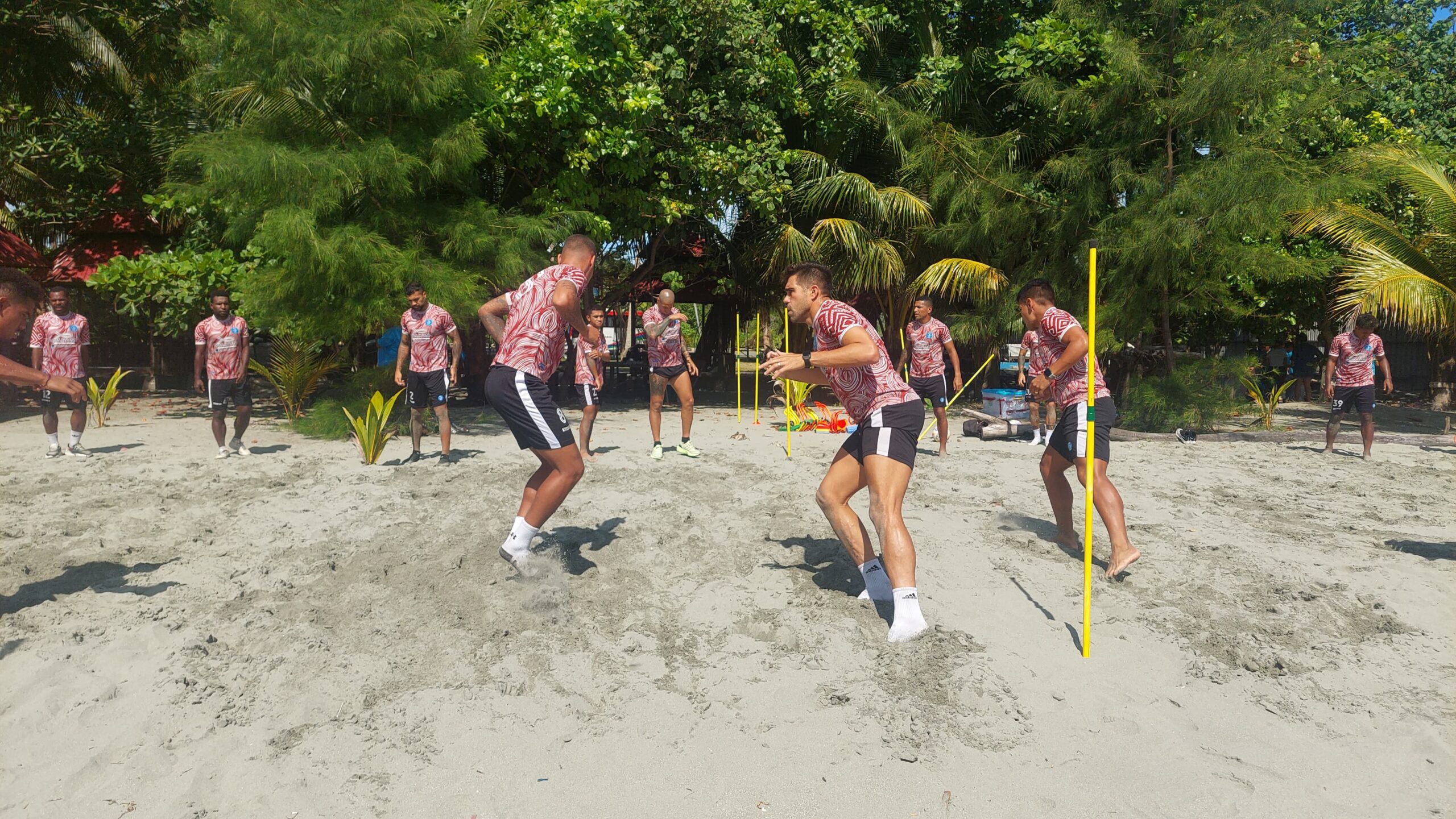 Skuad PSBS Biak saat berlatih di Pantai Holtekamp, Kota Jayapura 