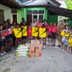 Sekwan DPR Papua, Juliana Waromi saat menyerahkan bantuan kostum bola dan bahan pangan di Gereja Santo Petrus Koya Tengah / rbt