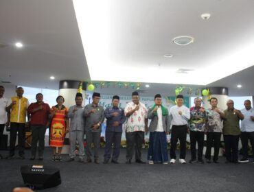 Foto bersama anggota dewan dan Sekwan DPR Papua pada pelaksanaan halal bihalal / ist