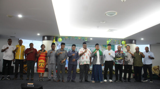 Foto bersama anggota dewan dan Sekwan DPR Papua pada pelaksanaan halal bihalal / ist