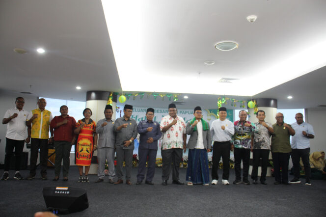 
					Foto bersama anggota dewan dan Sekwan DPR Papua pada pelaksanaan halal bihalal / ist