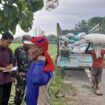 Tampak petani sedang mengangkut gabah / dok Bulog.co.id