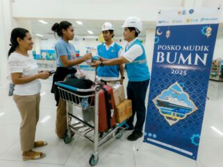 Tampak Petugas PLN sedang melayani masyarakat - dok pln.co.id