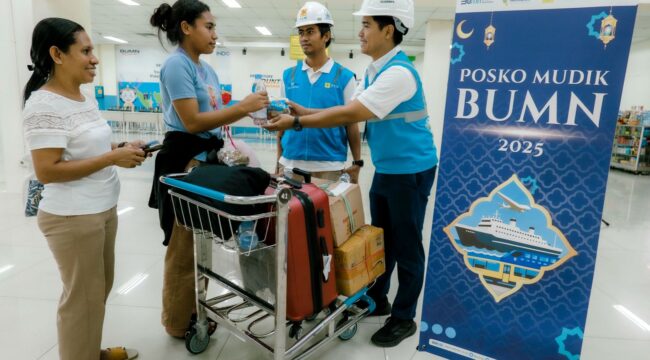 Tampak Petugas PLN sedang melayani masyarakat - dok pln.co.id