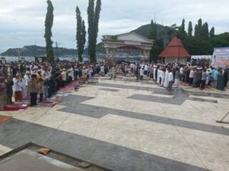 Sholat Idul Fitri di Halaman Kantor Gubernur Papua / dok Papua.go.id