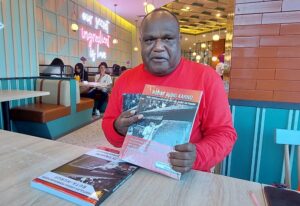 Tokoh intelektual yang juga menjabat sebagai Wakil Ketua III DPR Papua Pegunungan, Bertus Asso bersama buku hasil karyanya / dok euf 