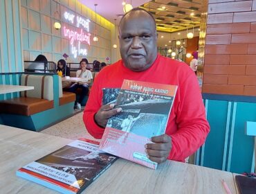 Tokoh intelektual yang juga menjabat sebagai Wakil Ketua III DPR Papua Pegunungan, Bertus Asso bersama buku hasil karyanya / dok euf 