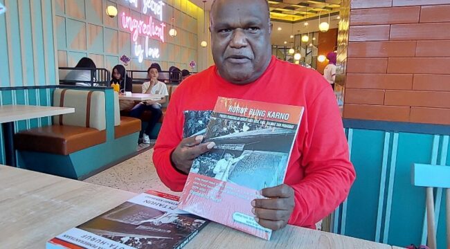 Tokoh intelektual yang juga menjabat sebagai Wakil Ketua III DPR Papua Pegunungan, Bertus Asso bersama buku hasil karyanya / dok euf 