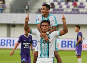 Striker PSBS Biak, Alexsandro berselebrasi usai mencetak gol ke gawang Persita 