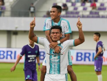 Striker PSBS Biak, Alexsandro berselebrasi usai mencetak gol ke gawang Persita 