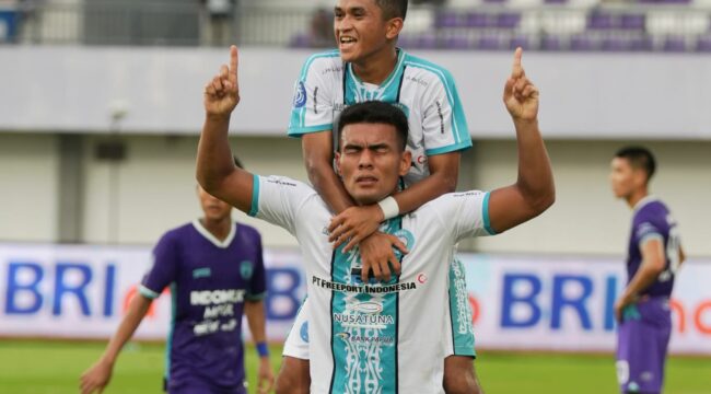Striker PSBS Biak, Alexsandro berselebrasi usai mencetak gol ke gawang Persita 