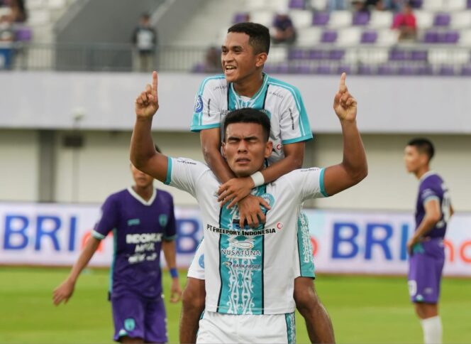 
					Striker PSBS Biak, Alexsandro berselebrasi usai mencetak gol ke gawang Persita 