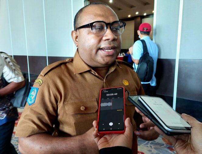 
					Plt Kepala BPKAD Papua, Alex Kapisa