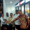 Wamen Komdigi, Nezar Patria bersama Vikram Sinha, President Director dan Chief Executive Officer Indosat Ooredoo Hutchison, meresmikan AI Experience Center 