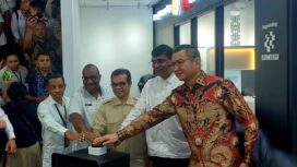 Wamen Komdigi, Nezar Patria bersama Vikram Sinha, President Director dan Chief Executive Officer Indosat Ooredoo Hutchison, meresmikan AI Experience Center 